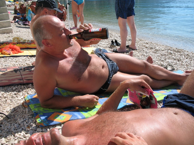 Lubos si pochutnava na pivu Karlovacko